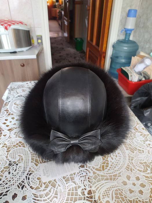 Шапка. Кожа с натуральным песцом.