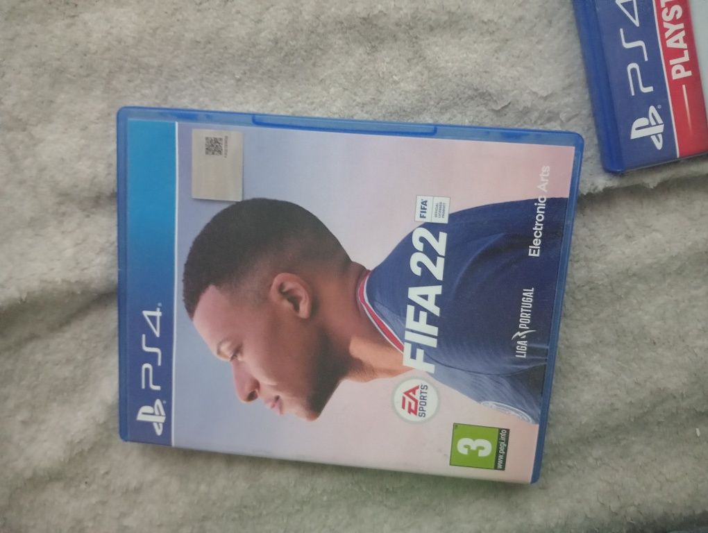 PS4 com alguns jogos