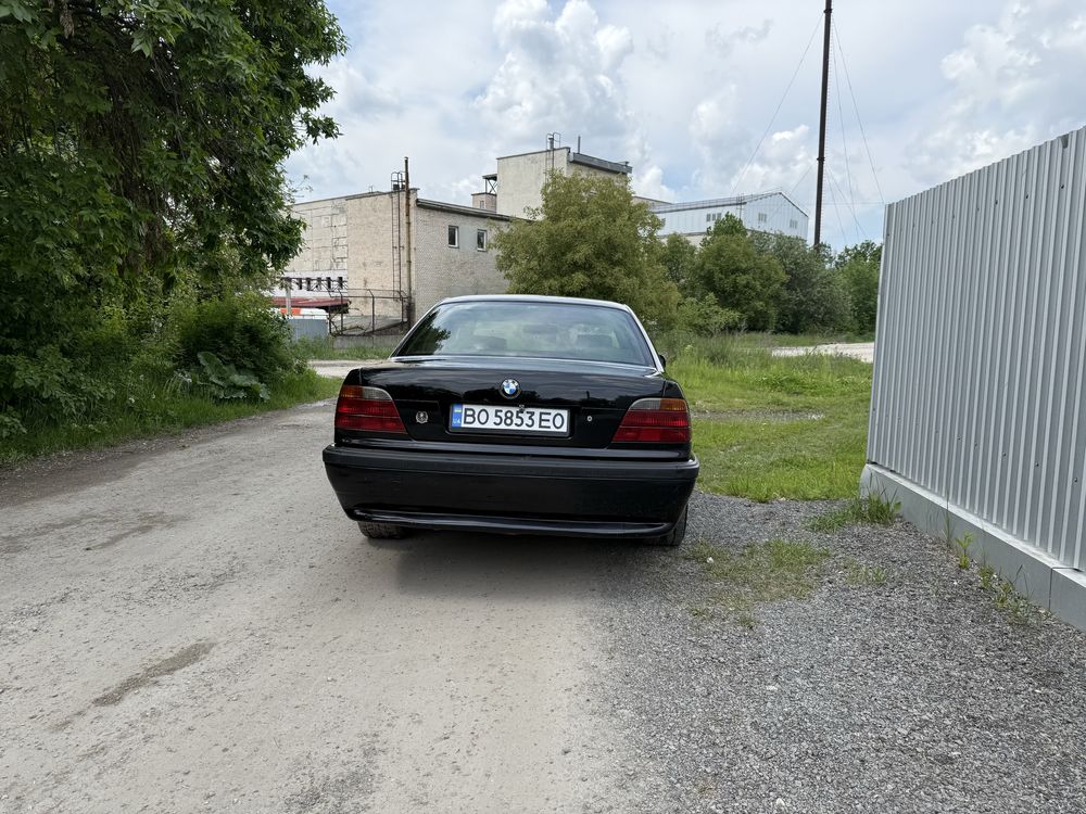 BMW 7 e38 Чорна газ бензин