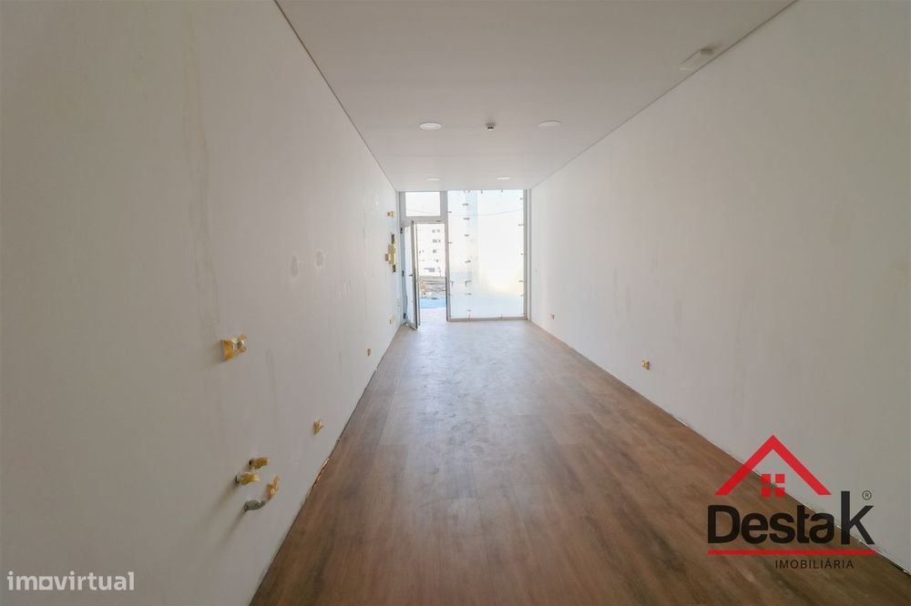 Loja com apartamento T2  próximo ao Palácio do Gelo.