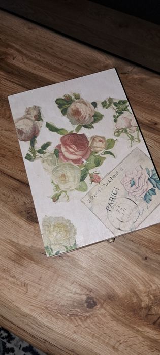 Toaletka z lusterkiem w kwiaty drewniana