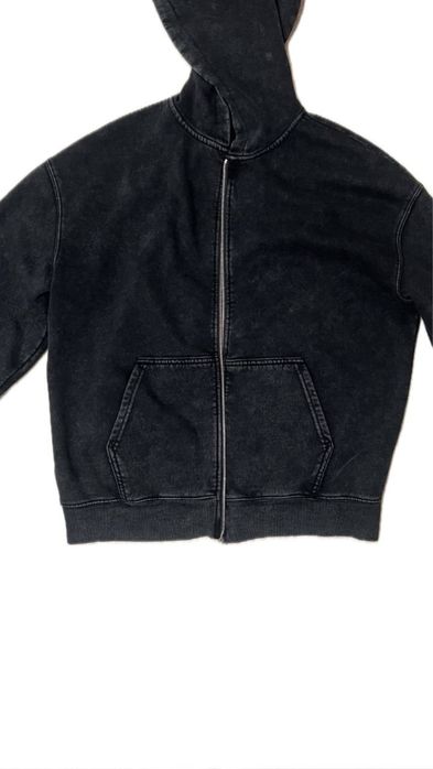 Czarna bluza na zamek, bardzo wygodna, uzupełni twoją garderobę.