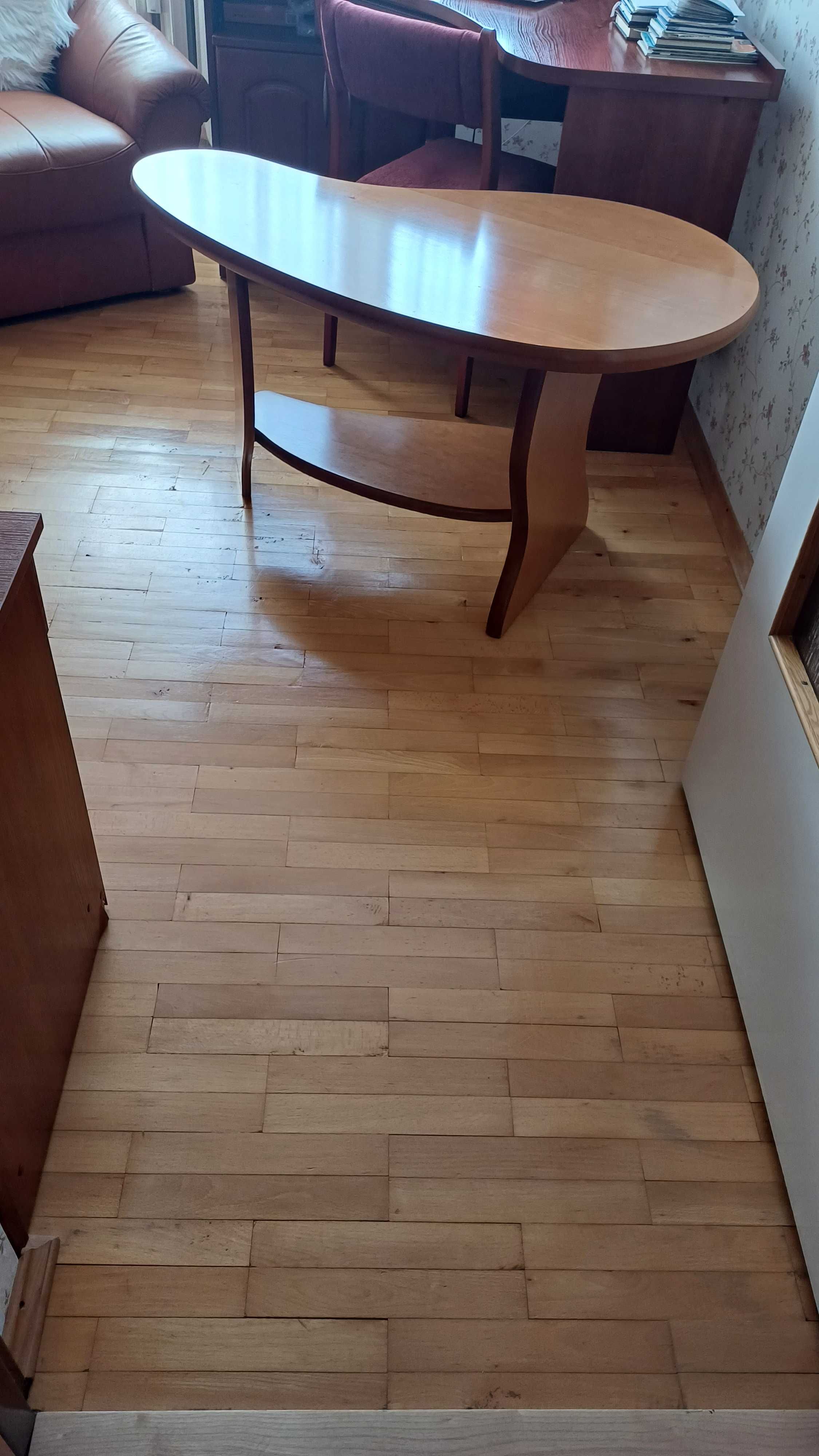 nietypowa ława pokojowa