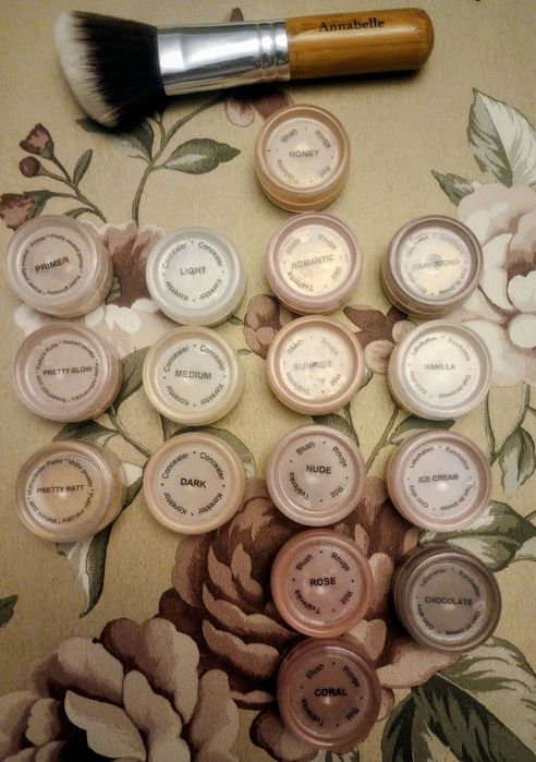 Zestaw Anabelle Minerals pędzel do różu + 16 próbek