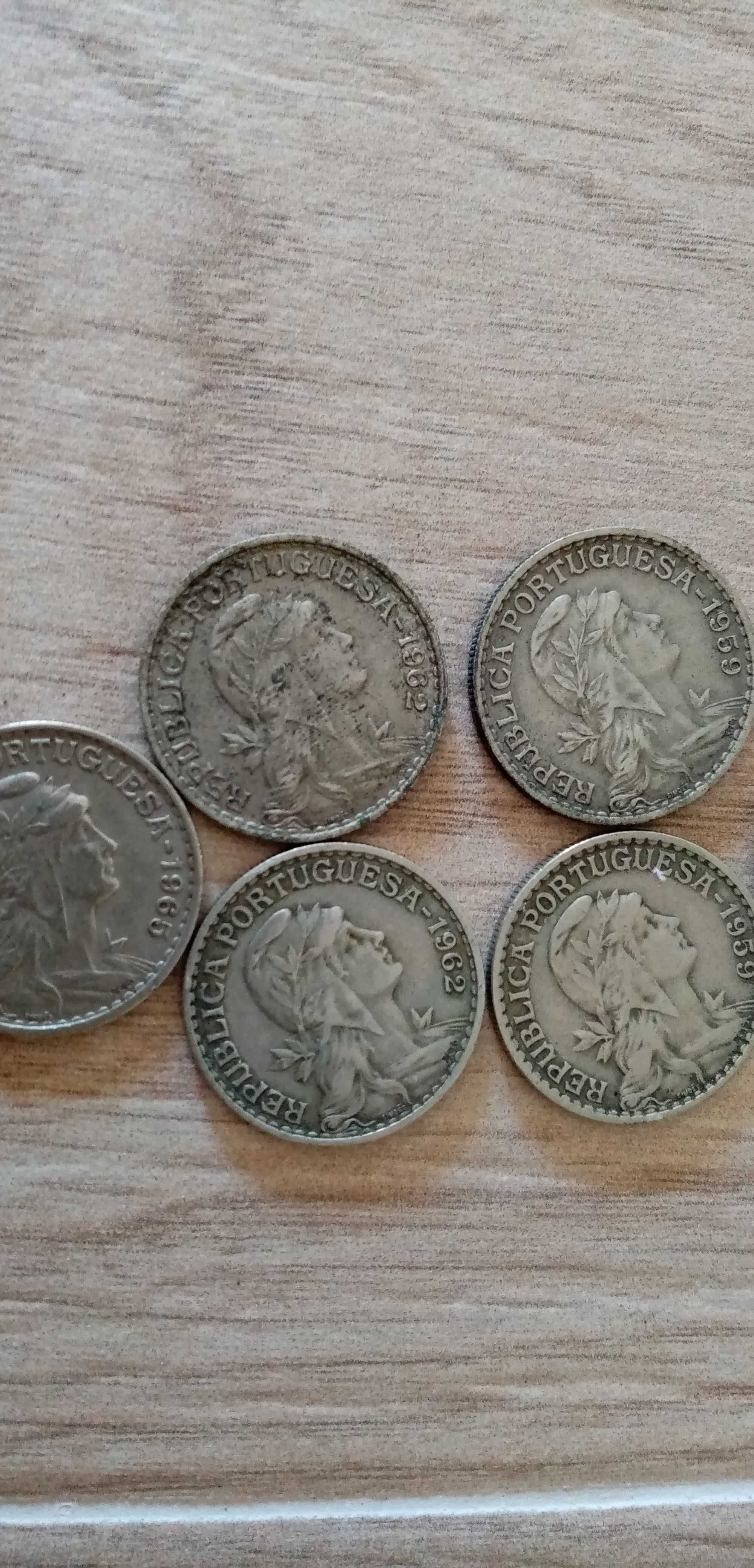 Moedas de 10 centavos 1 escudo e 50 centavos