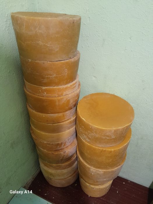 Продам якісний бджолиний віск світлого кольору.