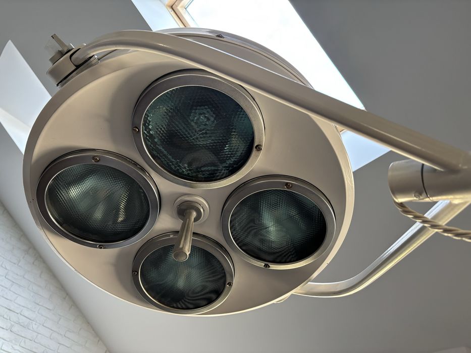 Lampa medyczna / chrurgiczna bezcieniowa Famed B-420 możliwa dostawa