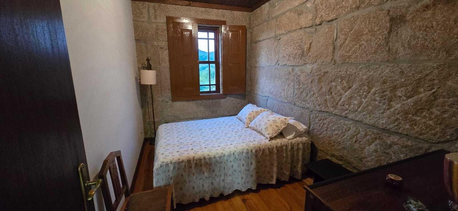 Refúgio Rural – Moradia em Pedra com Muito Potencial
