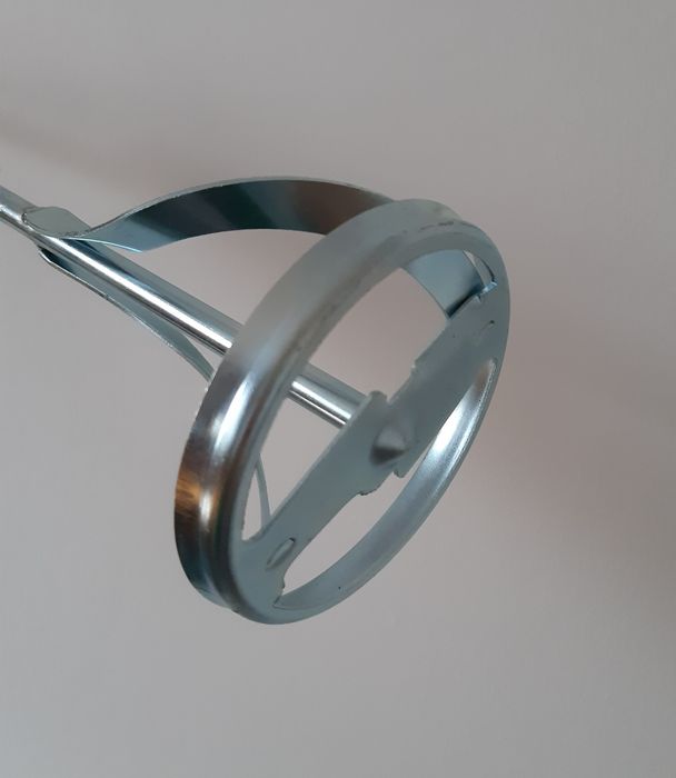 Metalowe mieszadło do betonu