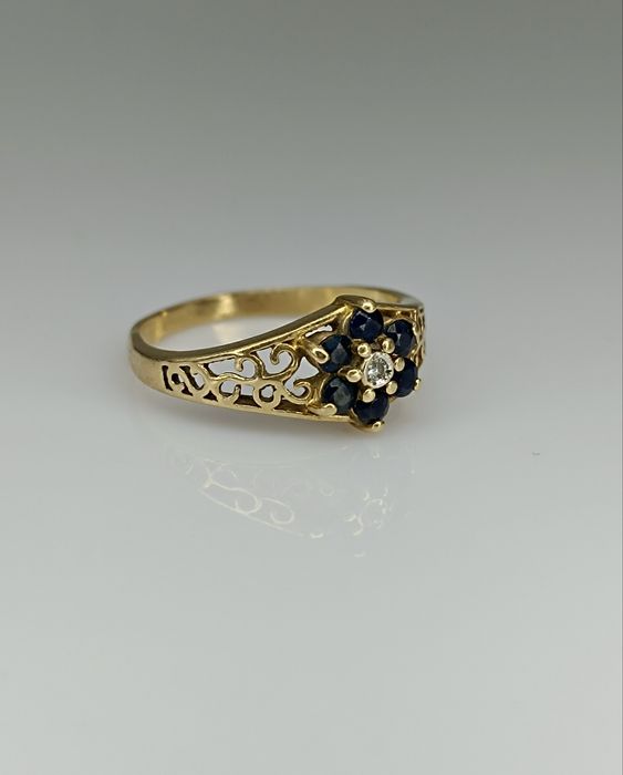 Золотое кольцо 585 пробы с сапфирами и бриллиантом