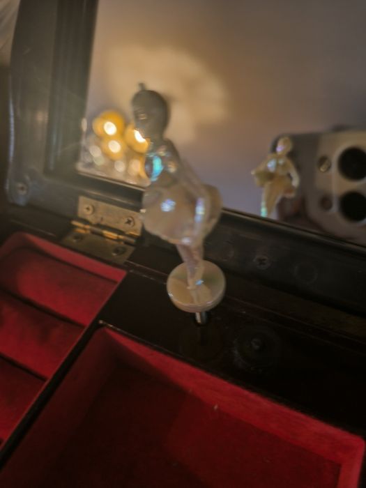 Guarda jóias novo com música e bailarina