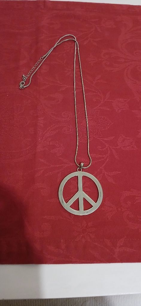 Colar comprido,símbolo da Paz