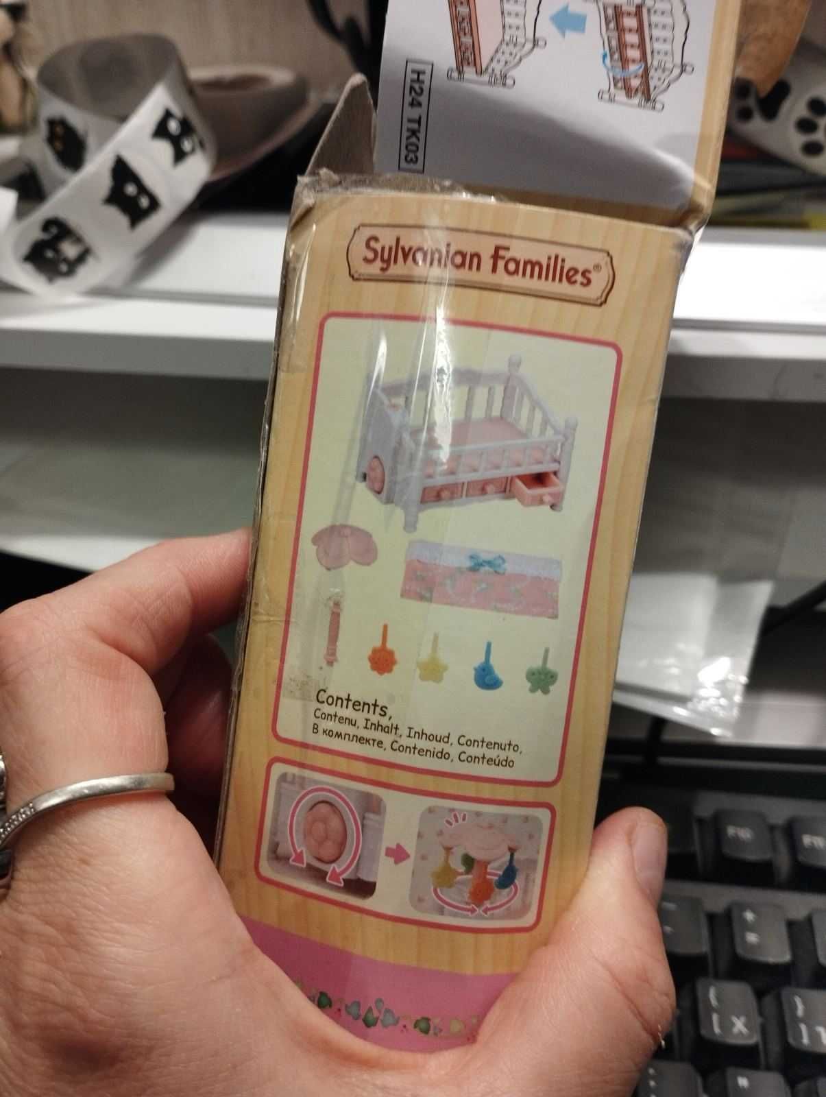 Zestaw Sylvanian Families łóżeczko z karuzelką