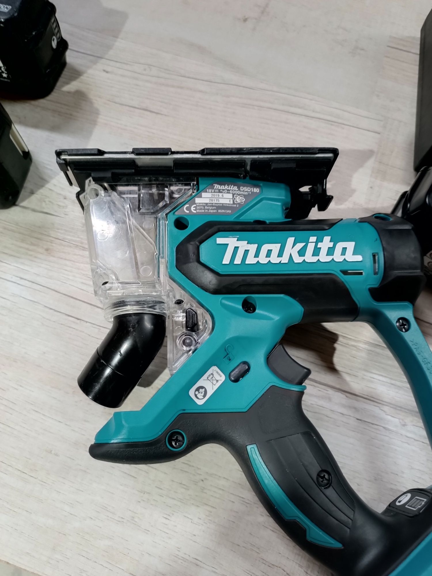 Makita DSD180 акумуляторний лобзик для гіпсокартону Макіта