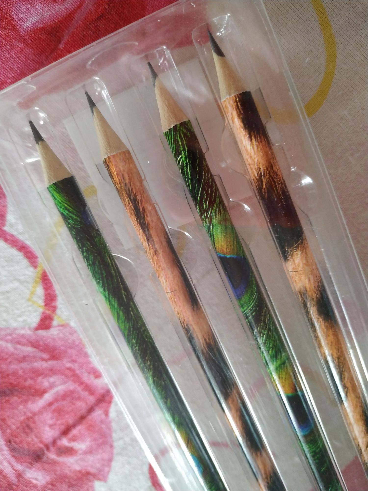 Набор простых карандашей с расцветкой павлин и тигр. Набір олівців