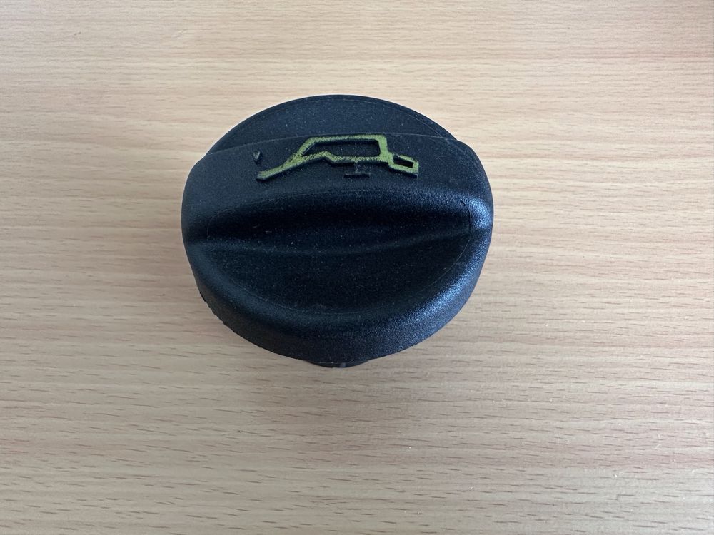 Крышка маслозаливной горловины двигателя Peugeot/Citroen/Volvo