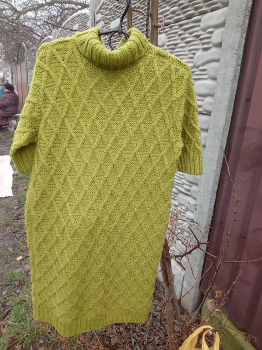 продам  2 платья  вязаное и  теплое с кор. Рукавом