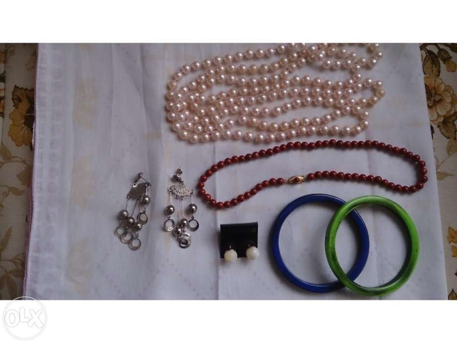 Conjunto de colares, pulseiras e brincos