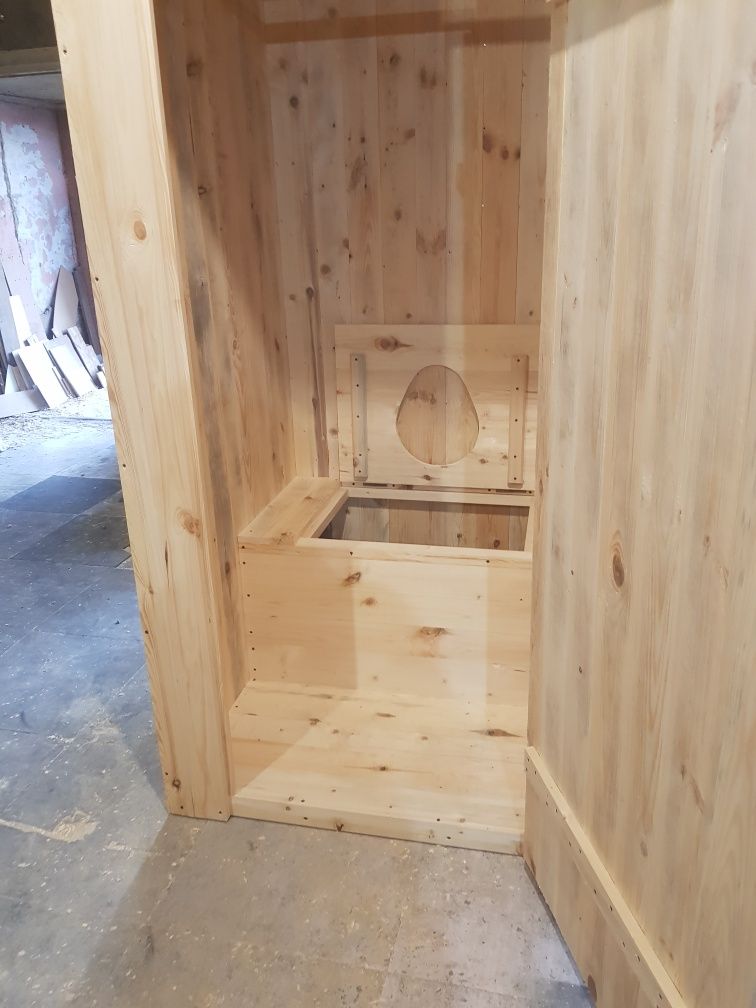 Туалет деревянный, душ .