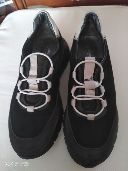 Кросівки підліткові вир.Італія ,натур шкіра розмір 36.