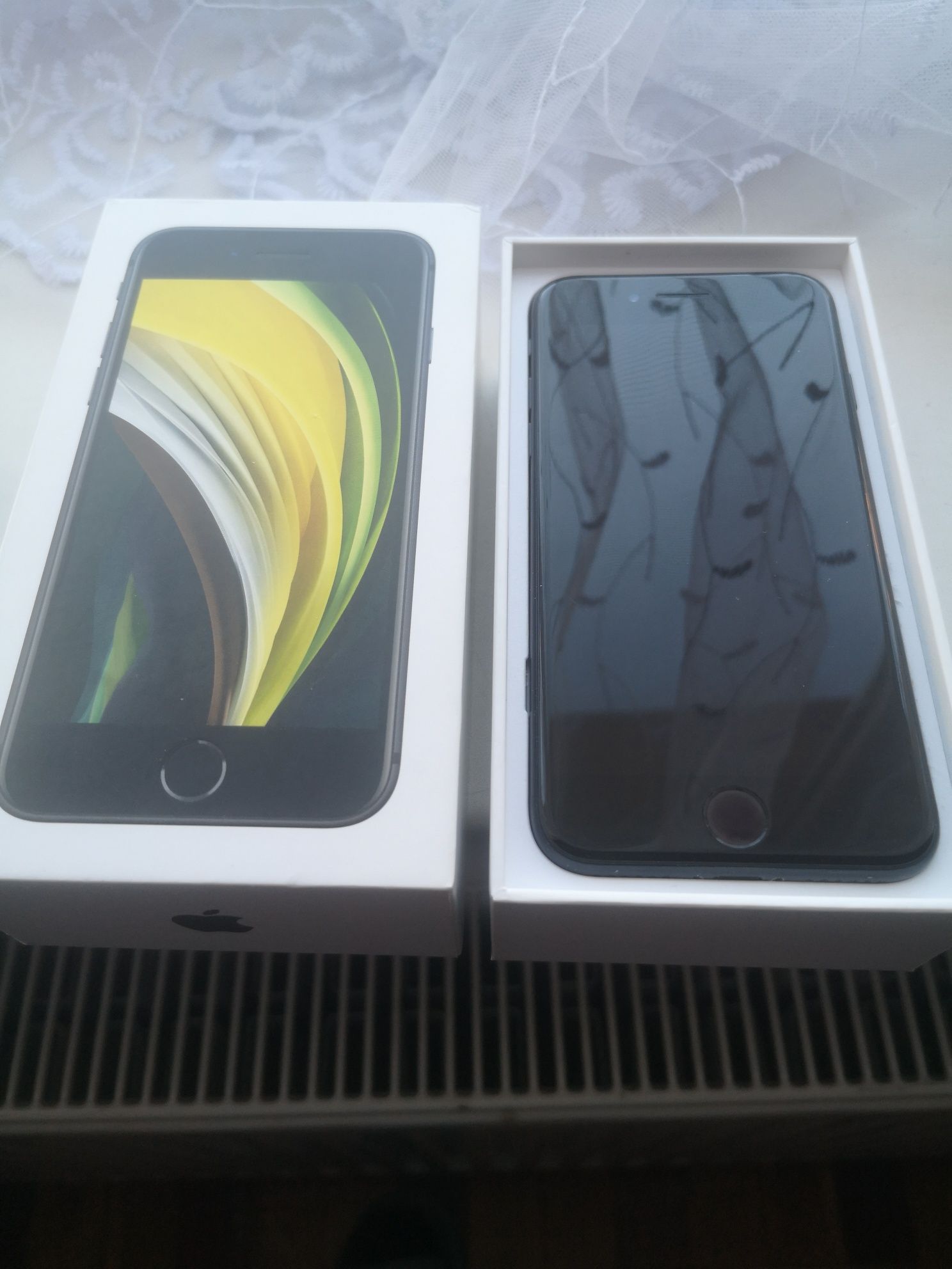 Продам iPhone SE, 64GB
