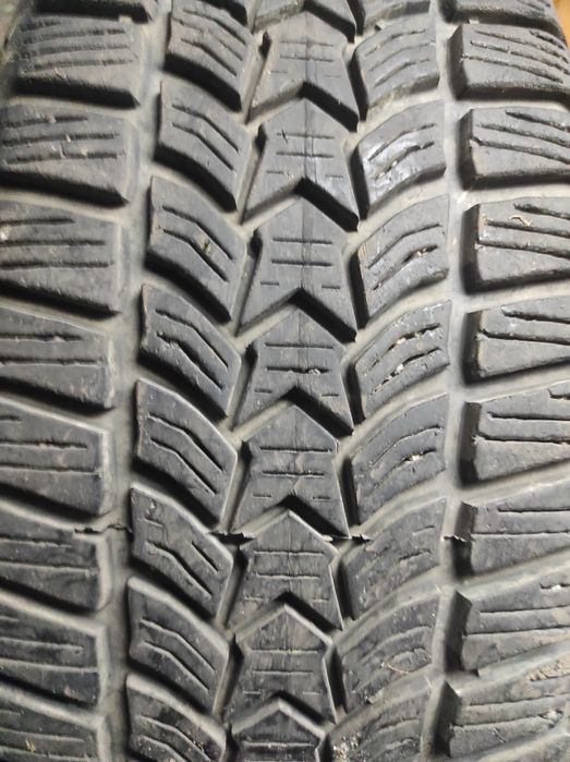 Opony zimowe na felgach stalowych 215/65 R16