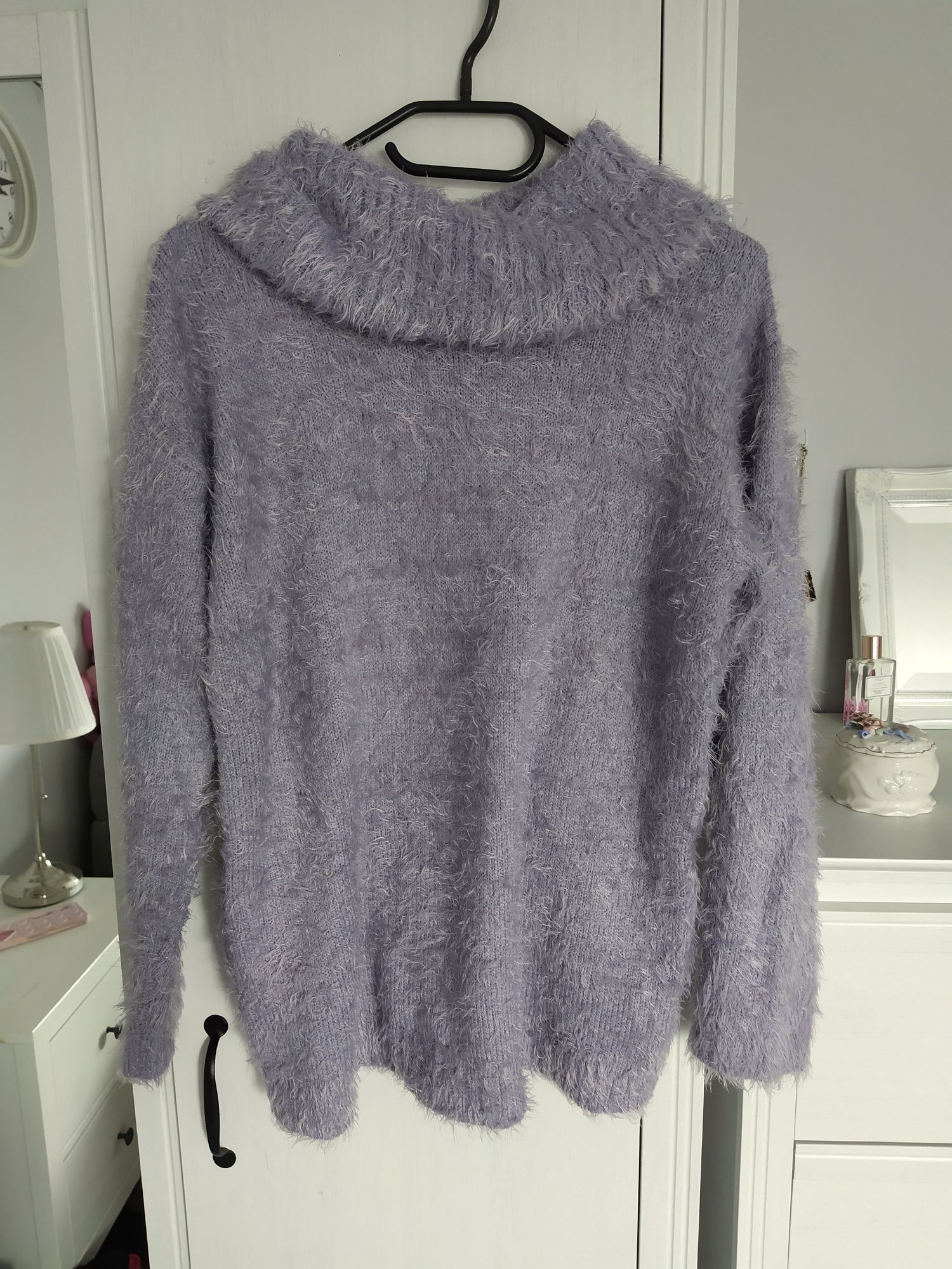 liliowy pastelowy futrzasty sweter oversize golf półgolf coquette