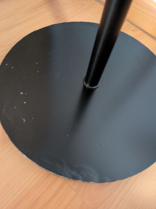 Cabide de pé preto com 6 ganchos