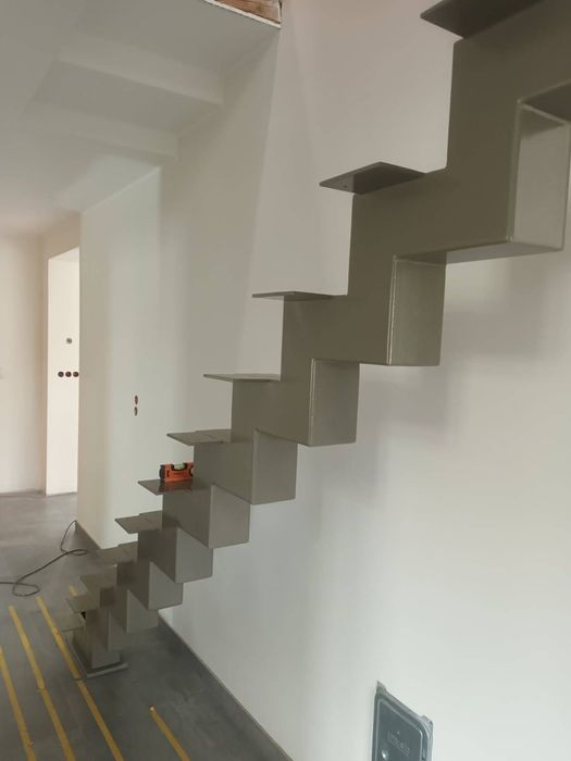 Konstrukcja stalowa, schody jedno-wangowe, malowane proszkowo