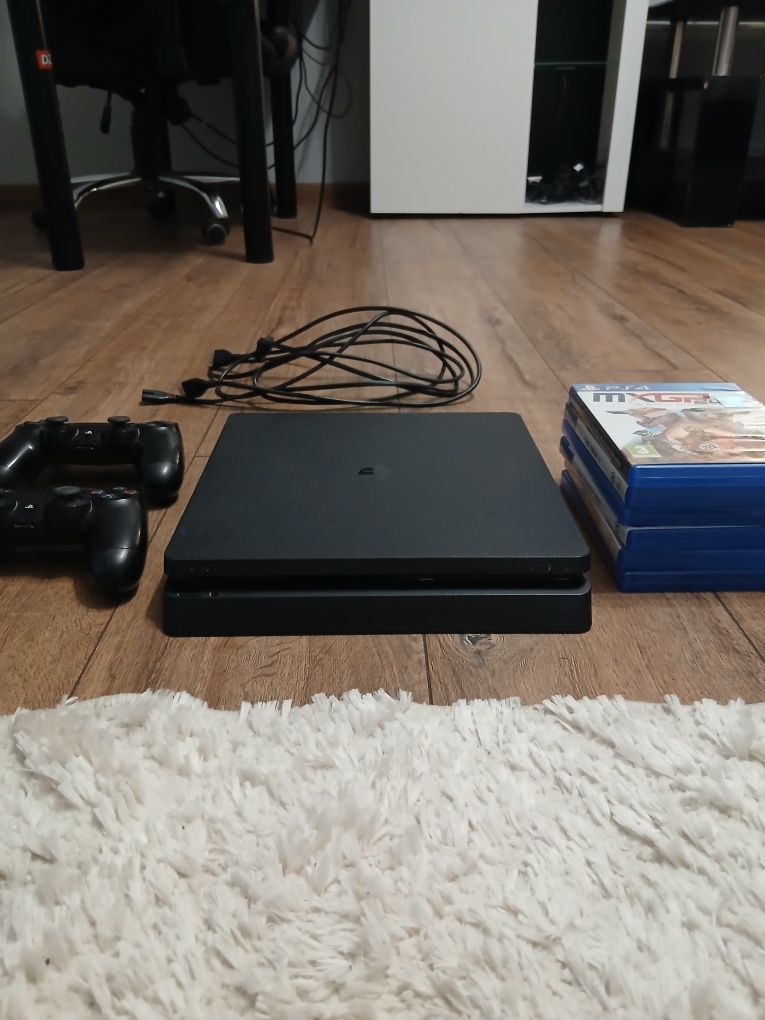 Konsola PlayStation 4 500 gb + 2 pady , 6 gier , ładowarka do padów