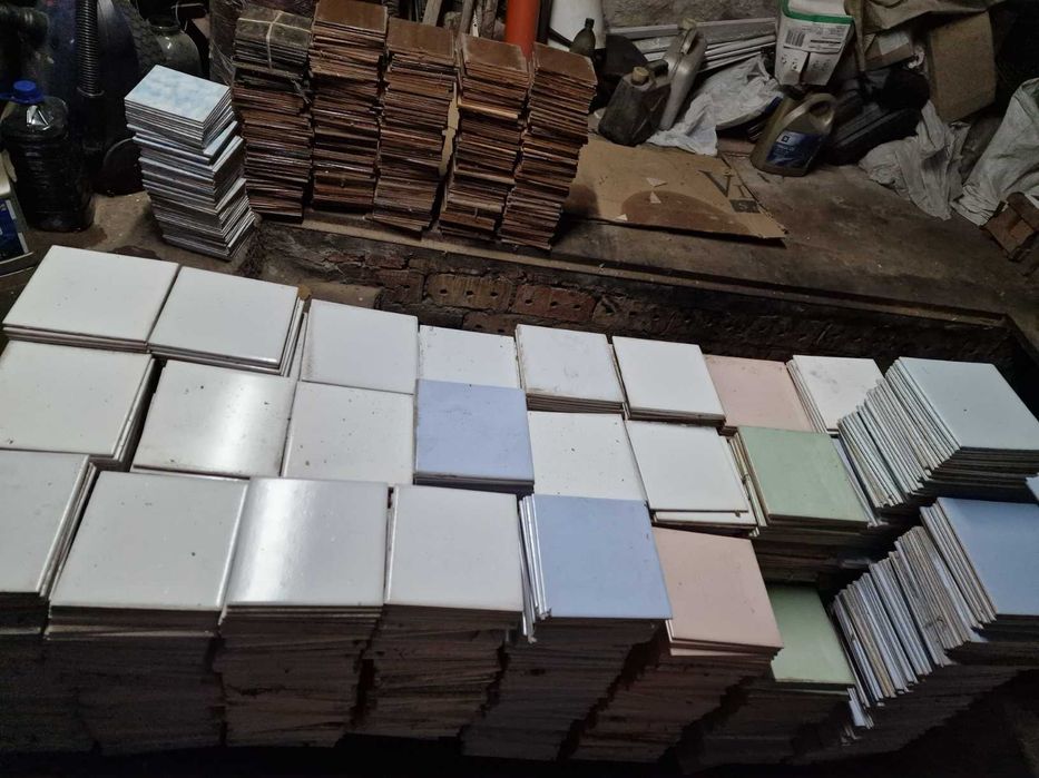 Продам новый кафель (15х15, советский, около 30 пачек)