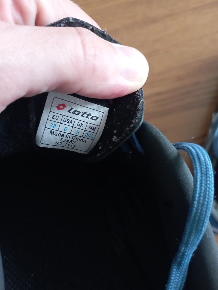 Buty piłkarskie Lotto żwirówki r. 38
