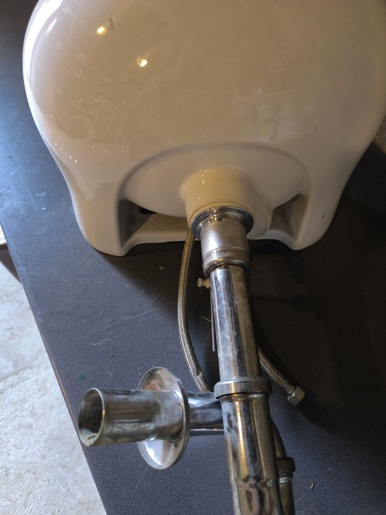 Umywalka z baterią i syfonem chrom