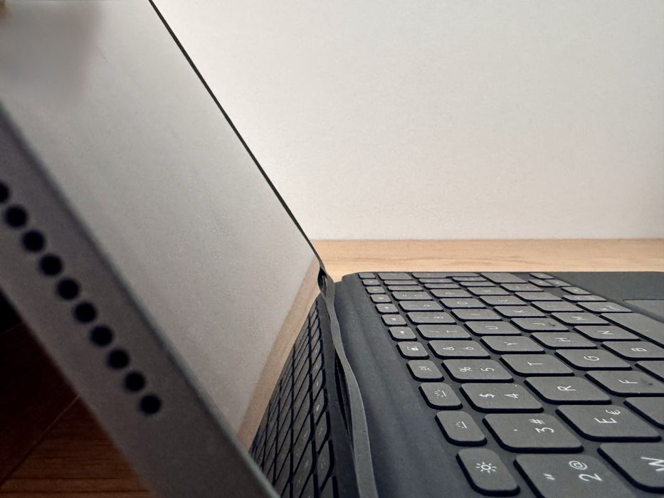 Capa teclado ComboTouch Logitech para iPad Pro 11 M4