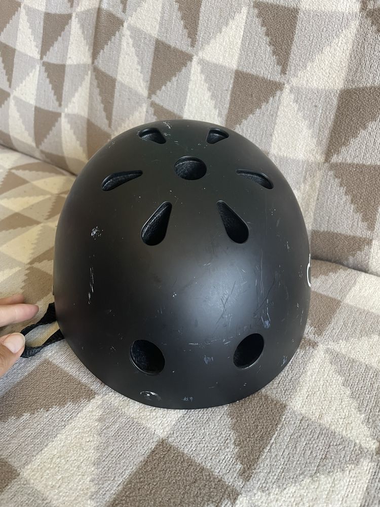 Kask momi czarny