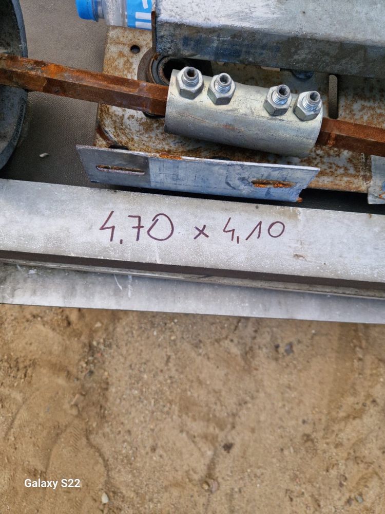 Brama segmentowa przemysłowa szer 4.70 x wys 4.10 przeszklona