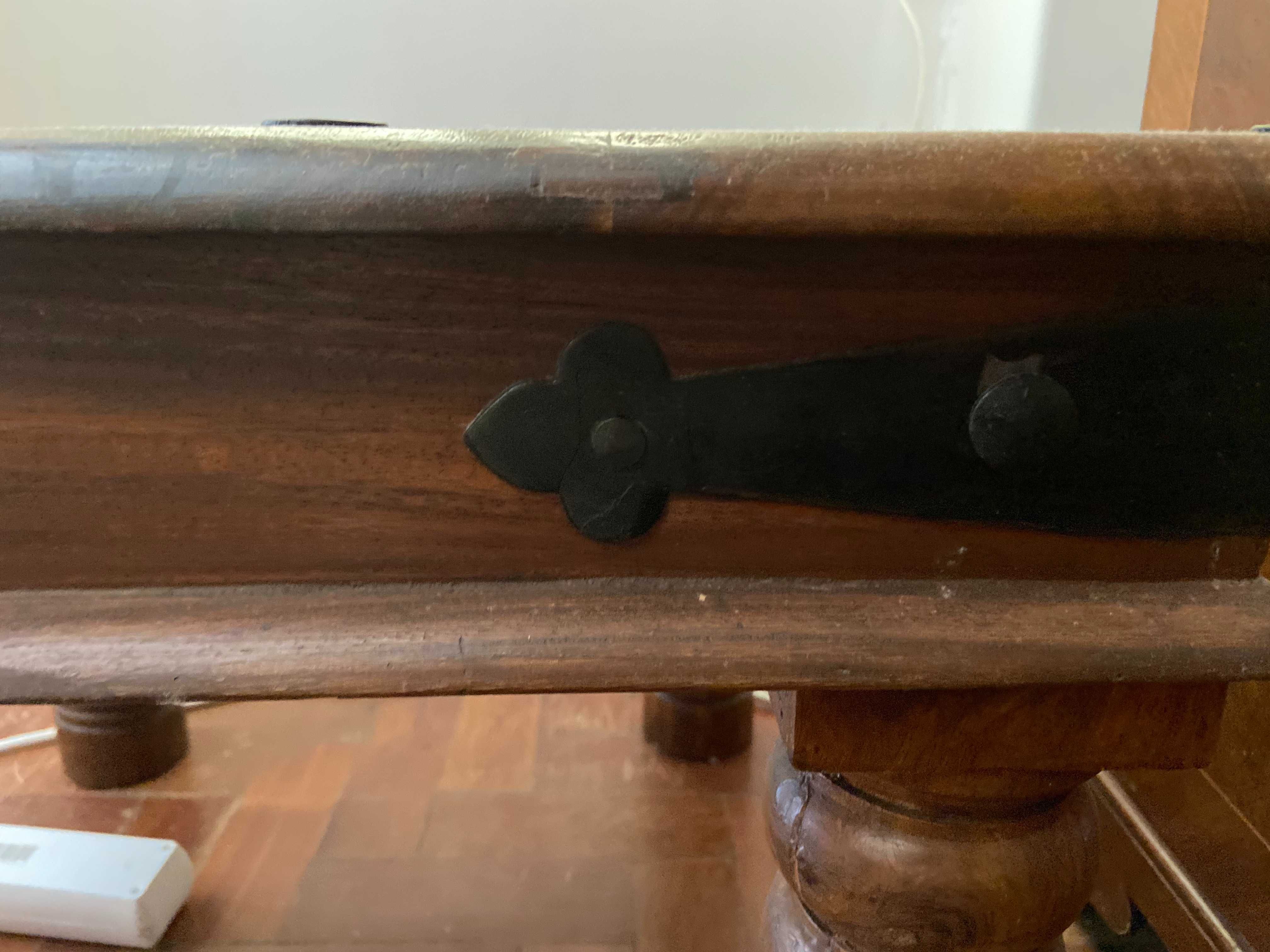 Mesa retangular em madeira, decorativa, sala