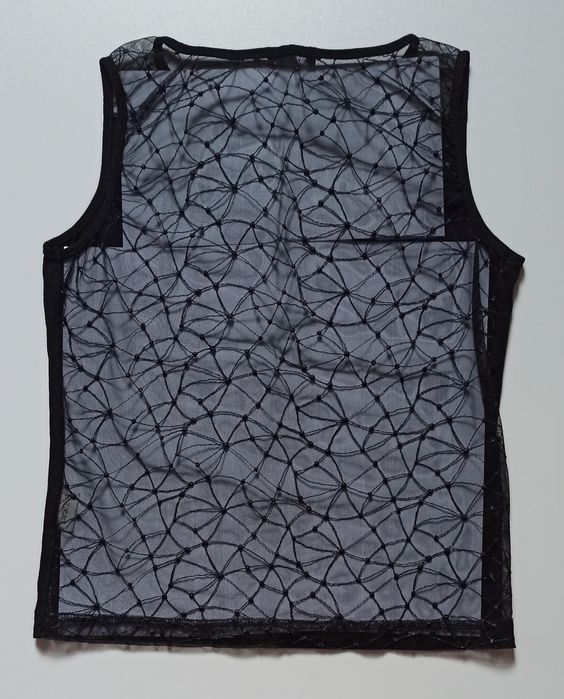 Czarny top z prześwitującymi plecami, Sisters Point, rozm. S