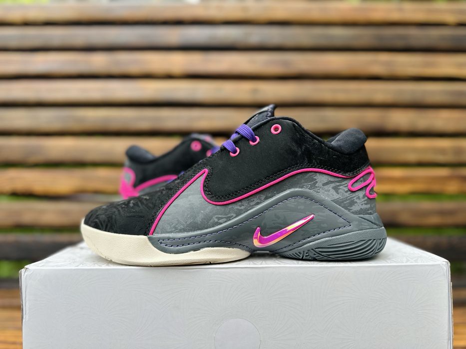 Баскетбольні кросівки  Nike Lebrone 22