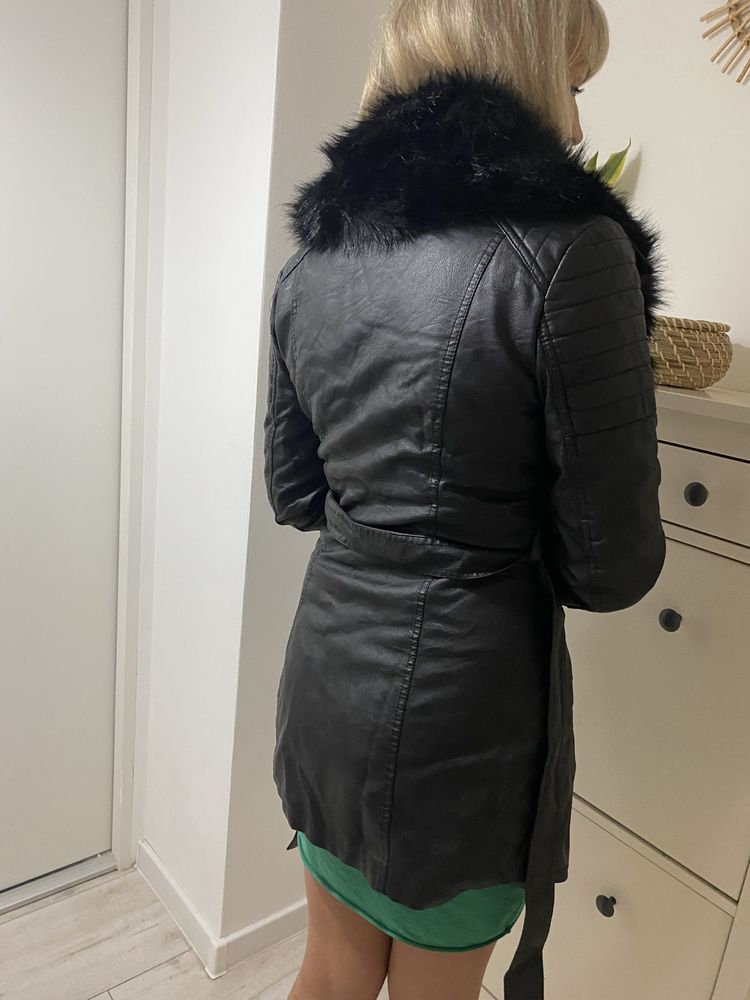 kurtka zimowa z czarnym futrem
