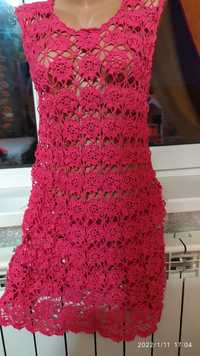 Летнее ярко розовое платье , выполнено в ручную крючком , ажурной вязк