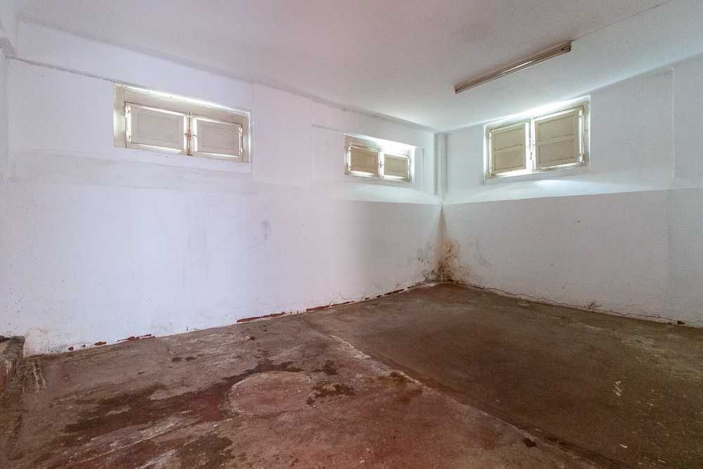 Excelente Armazém, bem situado, junto Estação da Damaia, disponível.