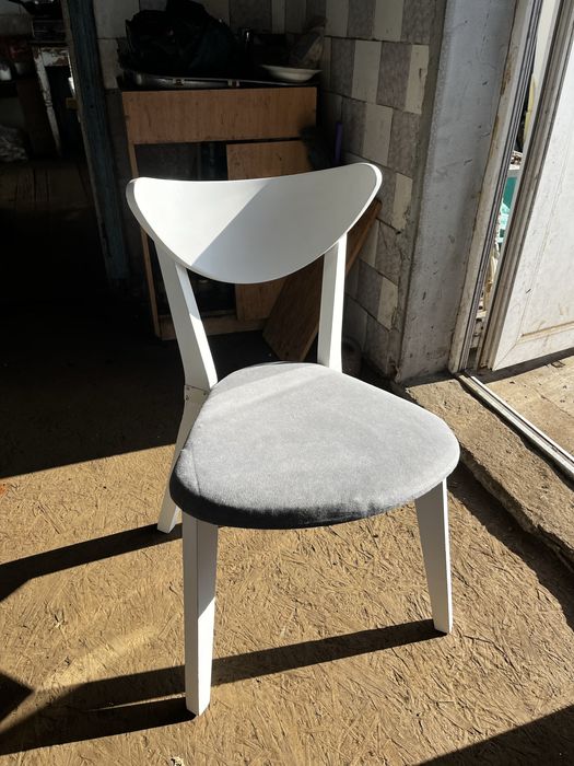 Продам кухонные стулья 4 штуки. 4000 гр