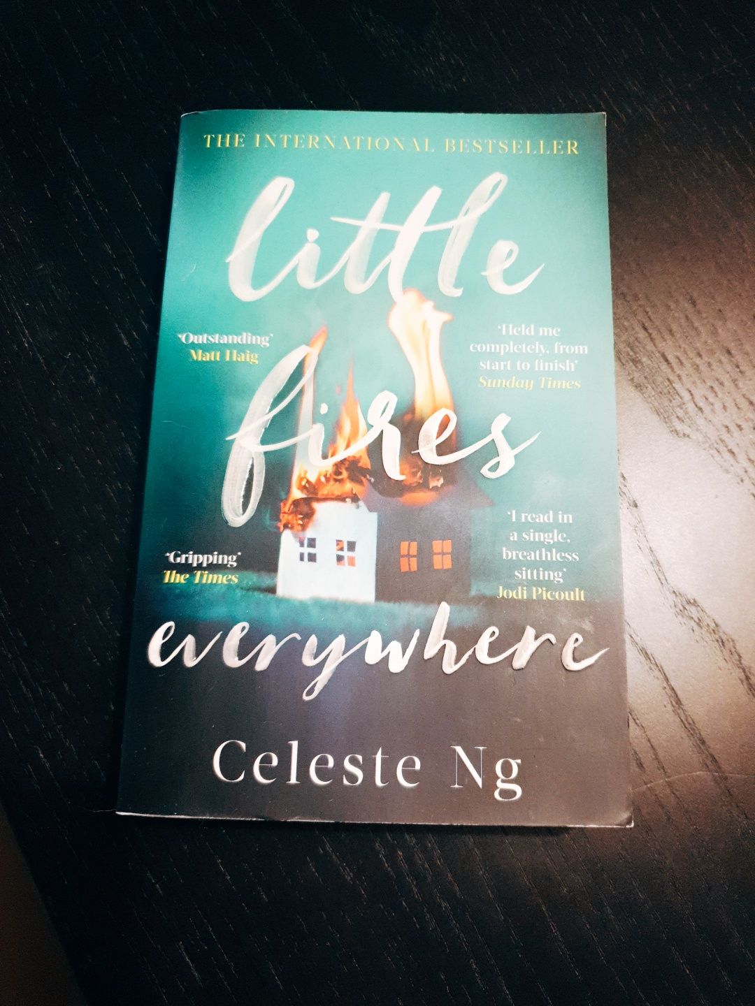 Livro Little Fires Everywhere - INGLÊS