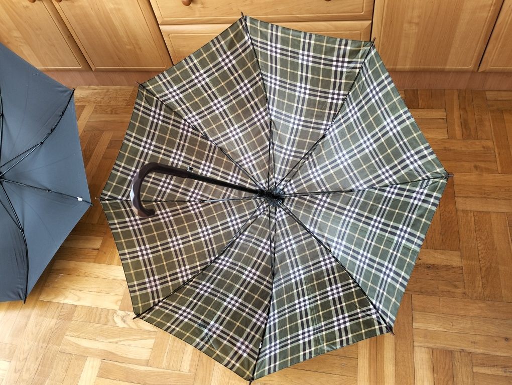 Dwa duże parasole, parasolki laski