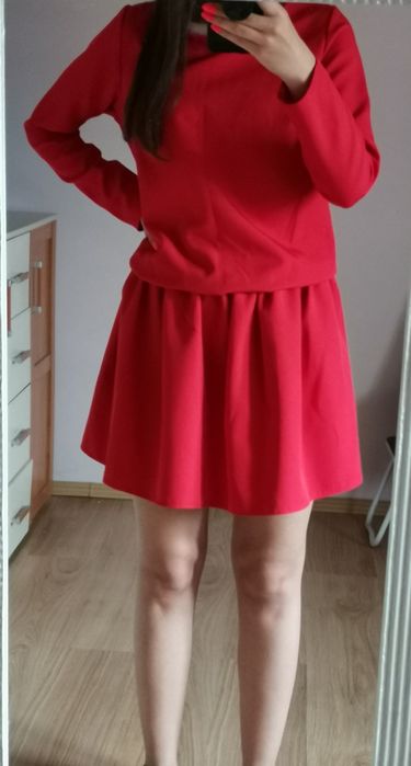 Sukienka czerwona z falbaną elegancka
