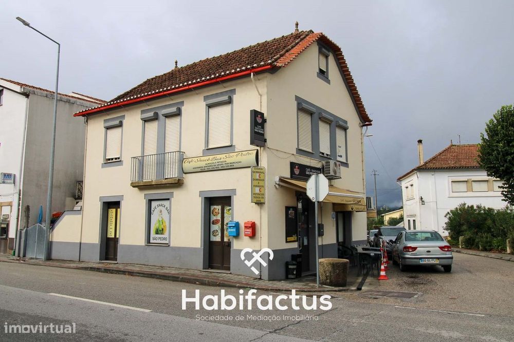 Moradia T5 com comércio em funcionamento em Canas de Santa Maria