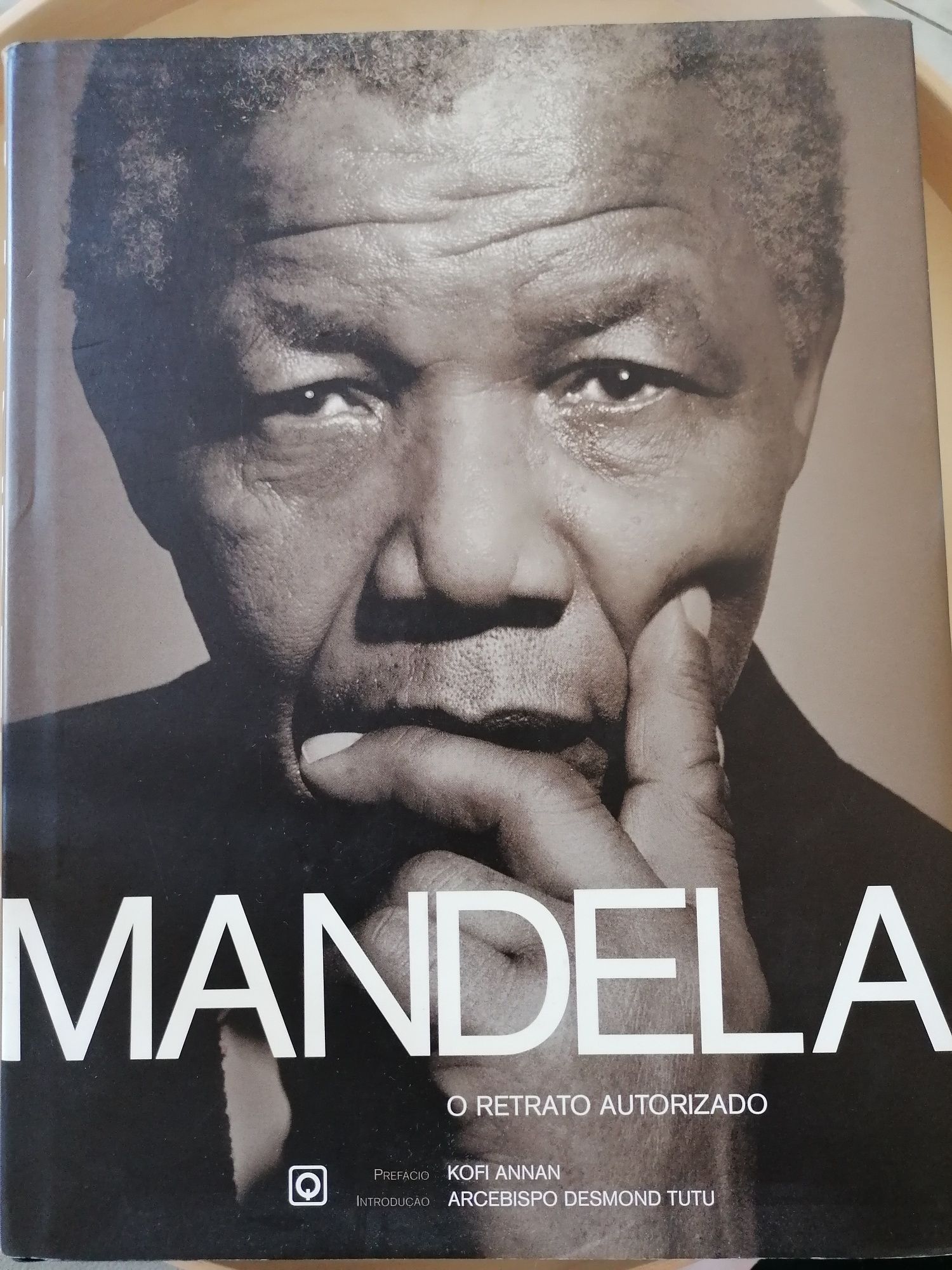 Livro sobre Nelson Mandela, o retrato autorizado.