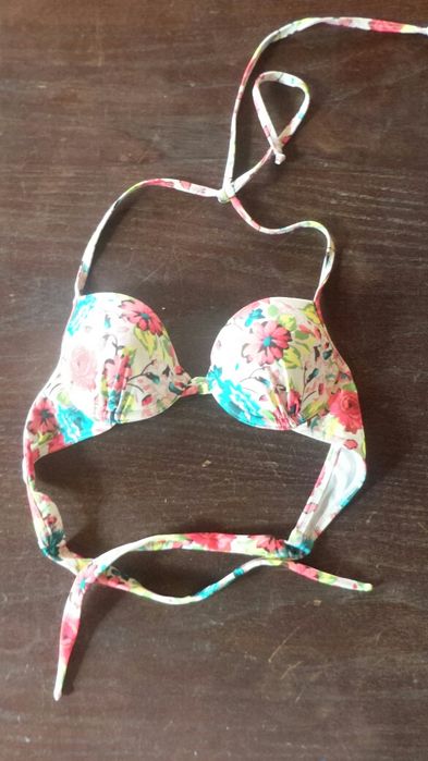 Bikini, fato de banho e outros.