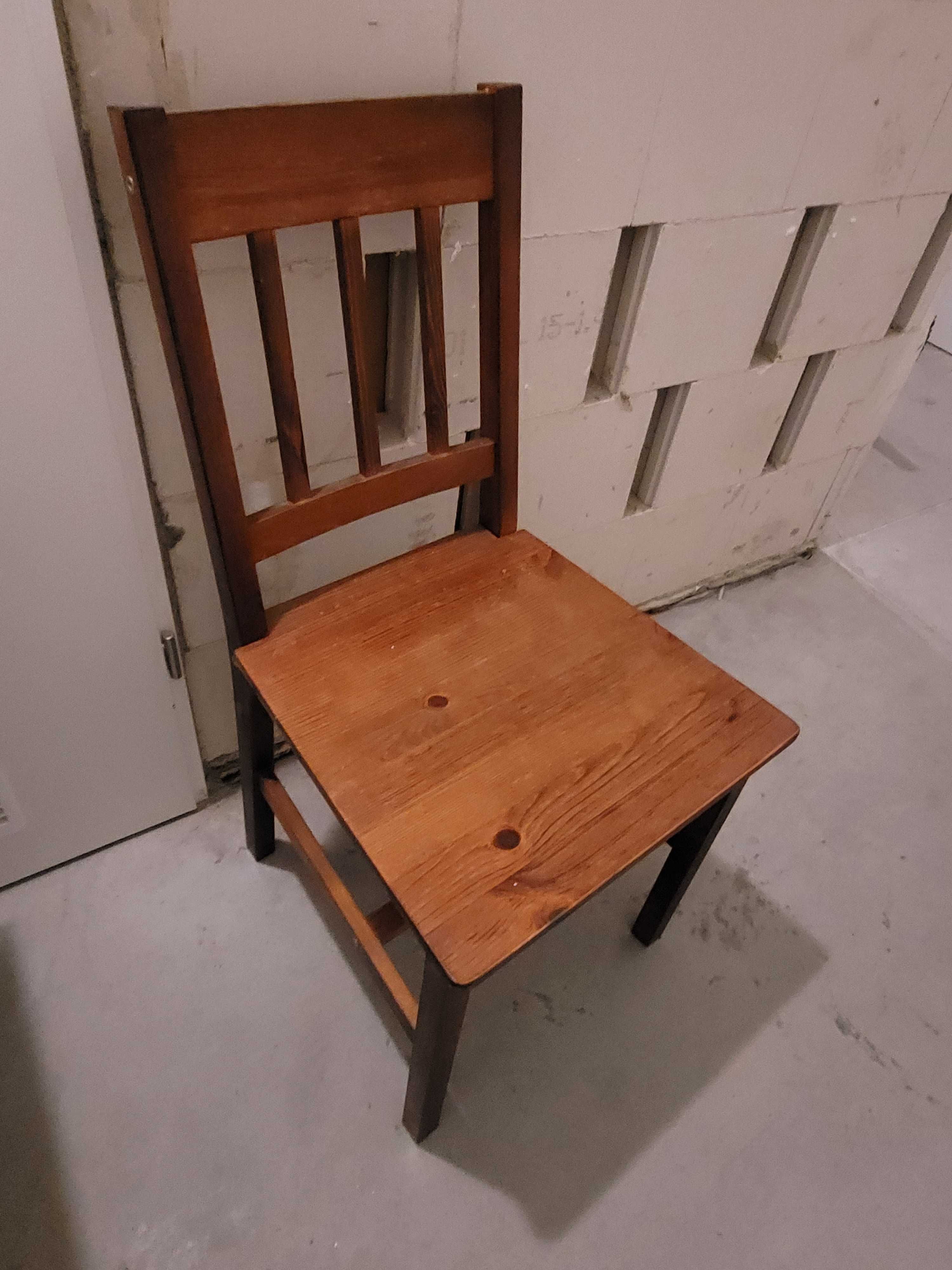 Komplet prostych krzeseł drewnianych